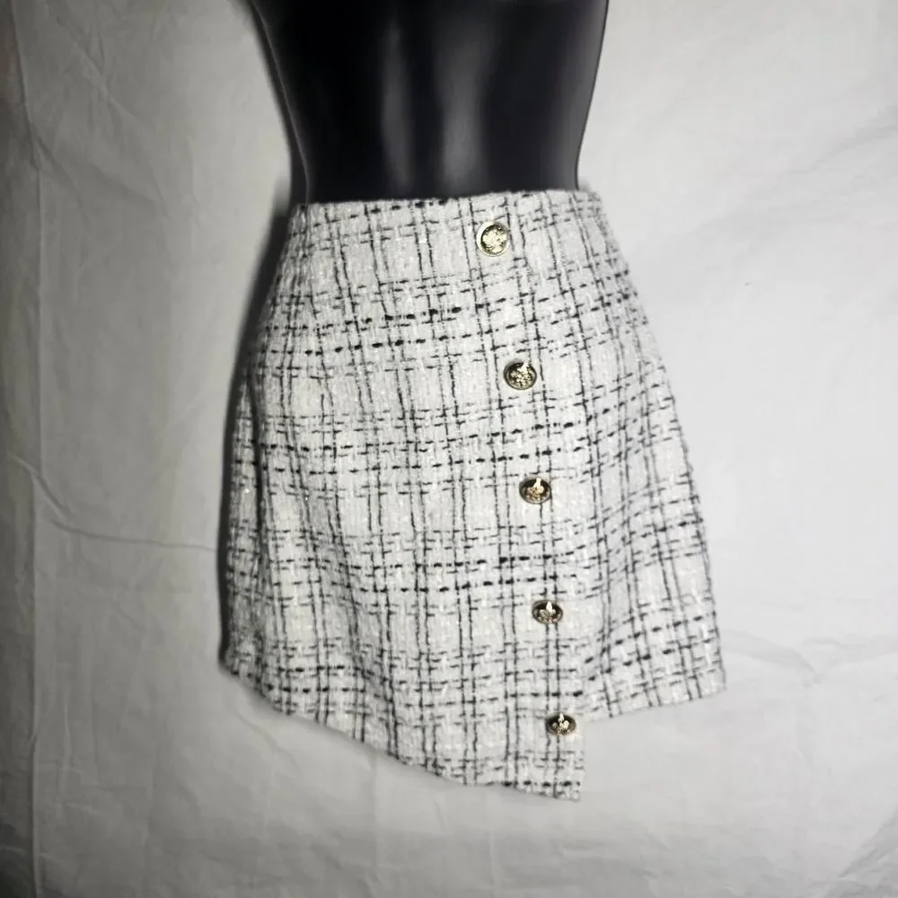 Preppy faux wool white black patterned mini button skirt